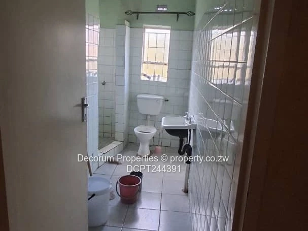 Cozy 4-bed with paved yard in Zimre Park