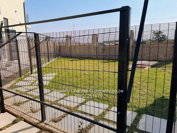 Madokero 2-Bed Flat - Pool, Borehole & Balcony