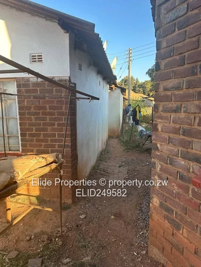 3-Bed Brick Bungalow in Kuwadzana, Harare - Yard & Parking