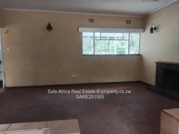 Spacious 3-Bed Home on 4,000m² with Borehole — Marlborough