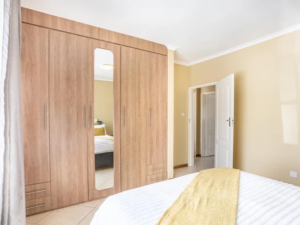 2 Bedroom Flat & Apartment
