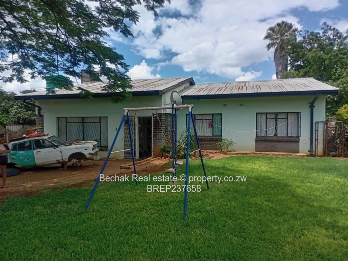Spacious 3-Bed Home with Pool & Borehole in Montrose