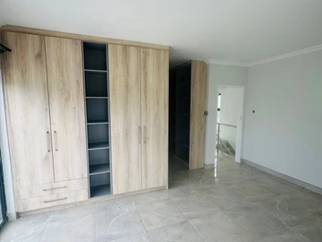 4 Bedroom Flat & Apartment