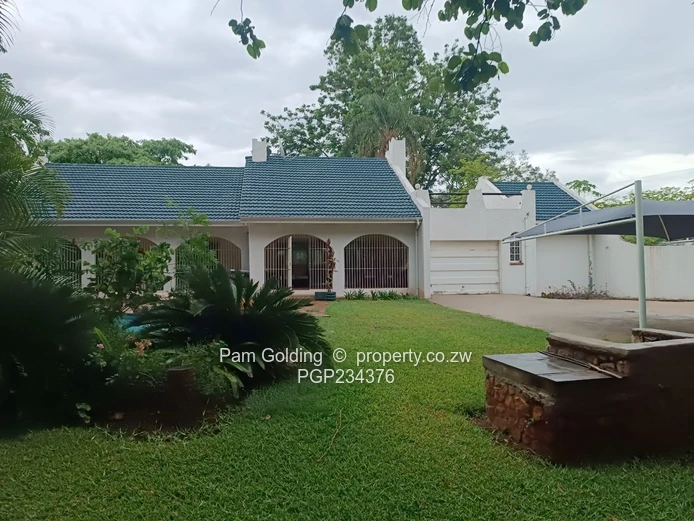 Stunning Waterfront Home – Peninsula Mazvikadei! (Sole Mandate)