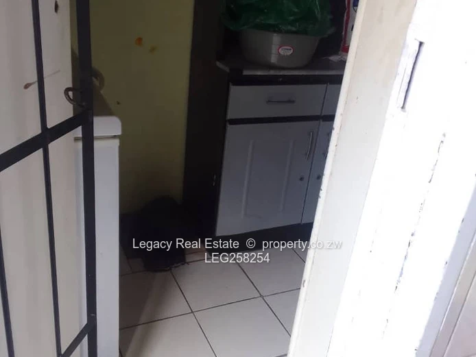 Spacious 4051m² Hatfield Stand — House on Tarred Road