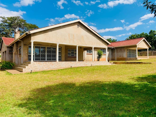6-Bedroom Home with Borehole on 4000m² ,in Helensvale