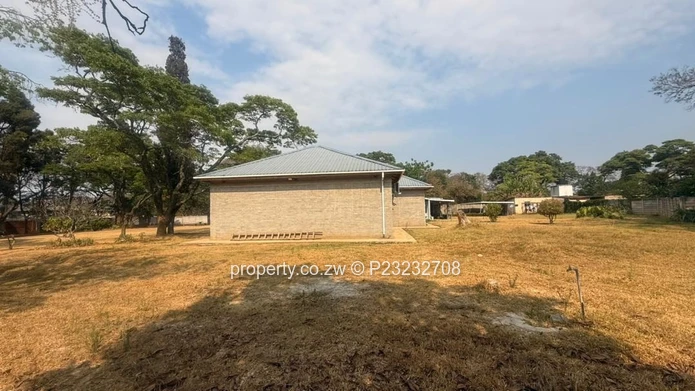 Newlands Office: 780m² with 10 Big Offices + a Conference Space on 6,100m² — Paved Drive & Borehole