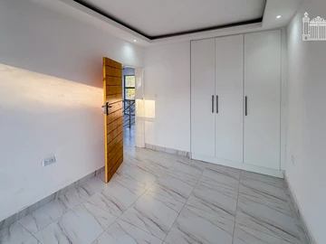 4 Bedroom Flat & Apartment