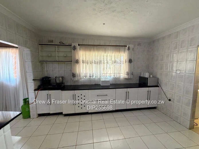 Westgate 4-bed: Spacious Tiled Kitchen, Dining & Borehole