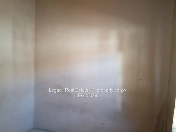 6-Bed, 1-Bath Home in Chitungwiza with Tiled Lounge