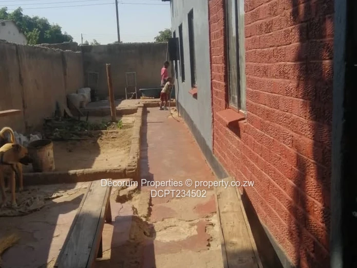 5-Bed Glen Norah B House — Secure Walled Yard (300m²)