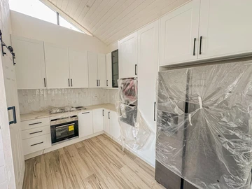 4 Bedroom Flat & Apartment