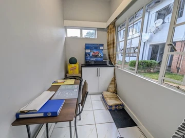 2 Bedroom Flat & Apartment