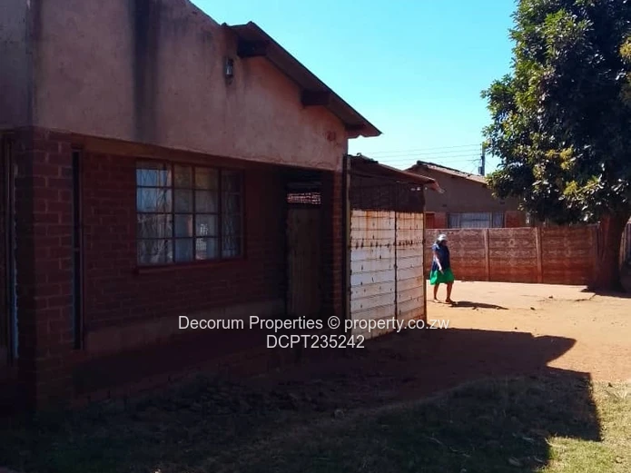 6-Bed Fixer on 276m² with Walled Yard in Kuwadzana