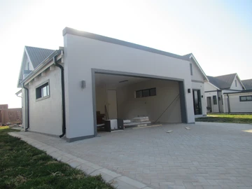 4 Bedroom Flat & Apartment