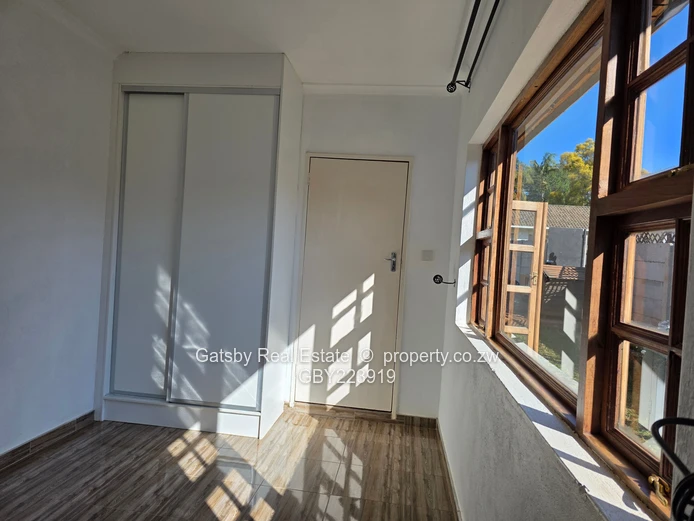 Charming 2-Bed Garden Flat in Greendale North with Pool & Solar (immediately available)