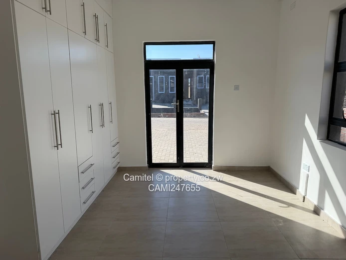 Arlington Townhouse with  Deed— 3-Bed, Fitted Kitchen & Solar