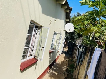 Glen view house for sale  250sqm Recently painted inside and outside  Partly ceiling  4bed.Deeds