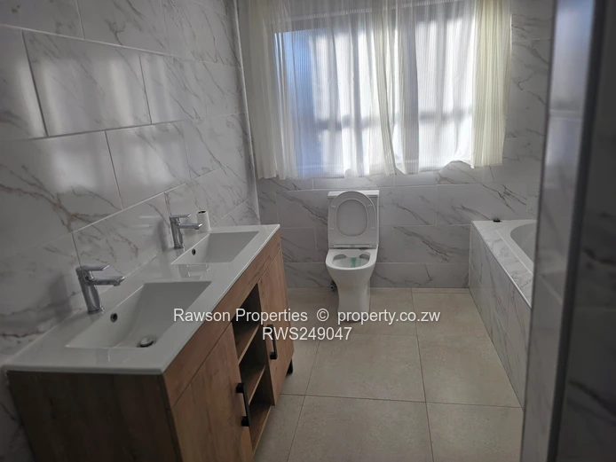 Windsor Park: 5-Bed Brick Home on 2000 m² — Island Kitchen