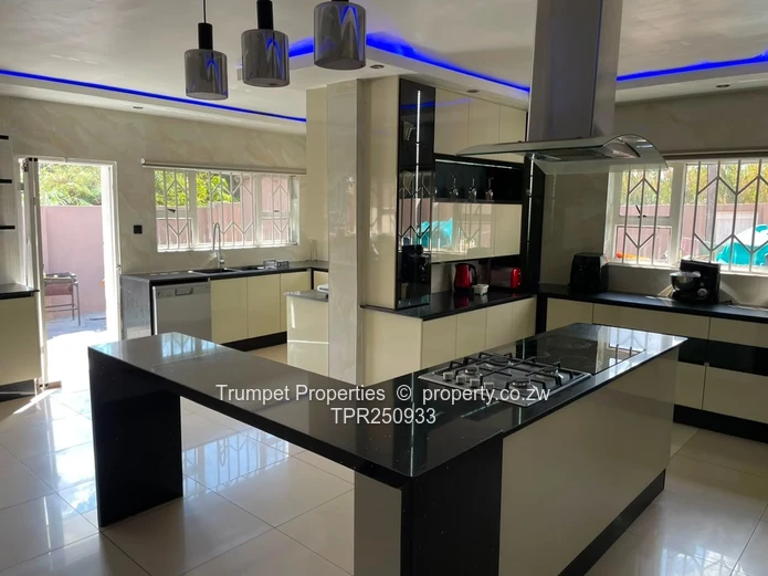 Monavale 4-Bed: Main En Suite, Sleek Kitchen & Garage