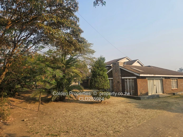 Highlands 5-Bed Townhouse on 3850m² with Borehole & Tanks