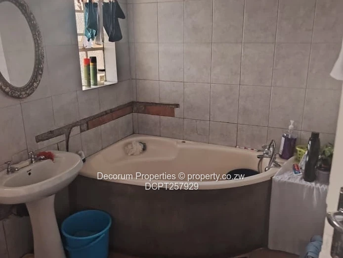 Spacious 5-Bed Zimre Park Home with Borehole & Solar (Sole Mandate)