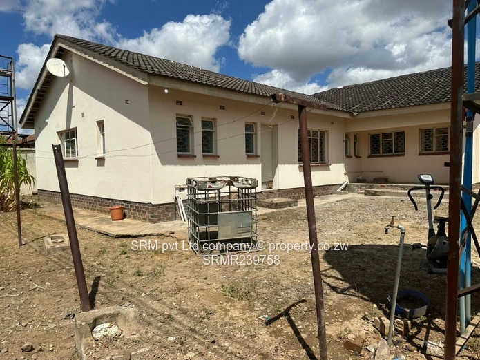 A family home to let in Zimre Park 