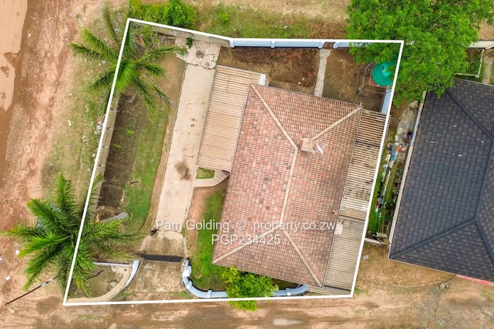 3 Bedroomed Garden Flat For Sale in Chadcombe