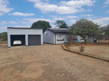 Spacious 3-Bedroom Bellevue Home with Borehole on 2974 m²!