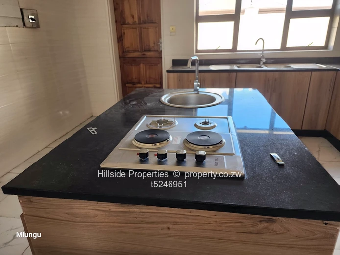 Manresa 6 bed house to Let 