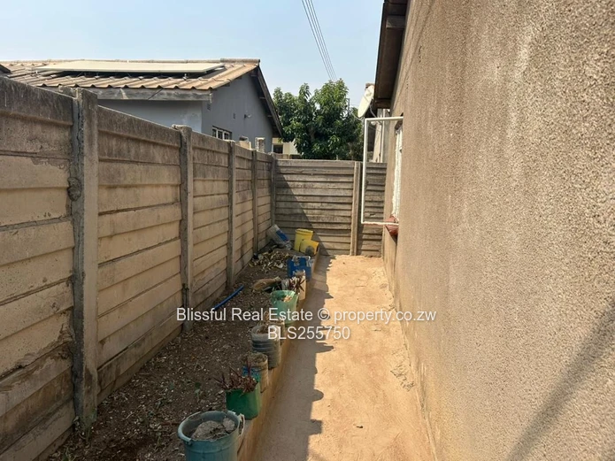 4 bedroom house for sale in Chitungwiza unit k-DEEDS, Nostro Accepted