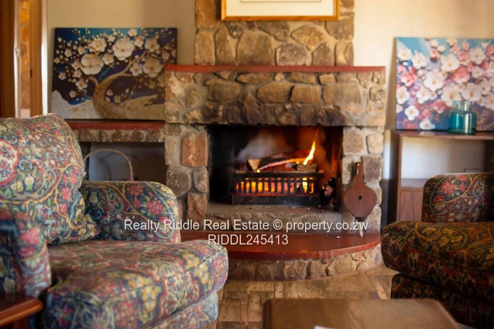 Nyanga Thatched Stone Lodge — Fireplace, AC & Wi-Fi