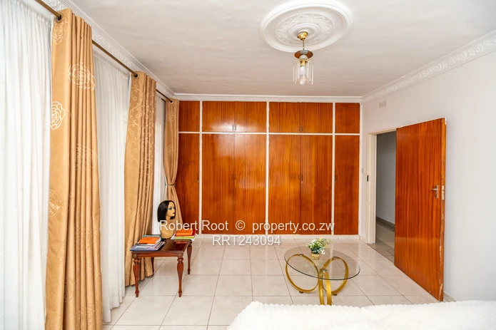 Neat 4 bed family home in Kambanji with stunning views!