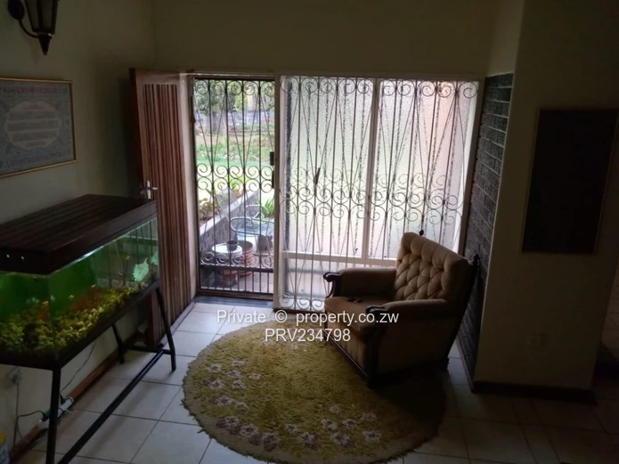 Gweru Daylesford Property for sale (4000sqm, 5beds, D+G, CCTV?)