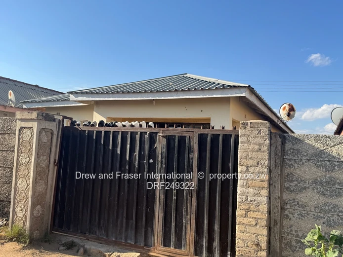 Walled 4-Bed House in Chitungwiza with community Borehole