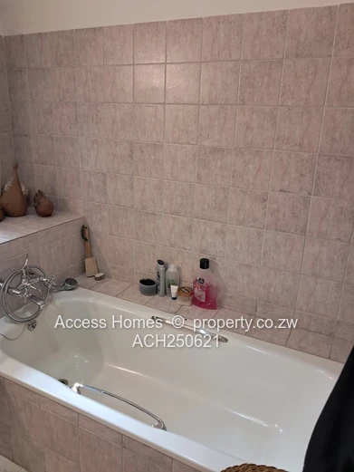 A charming Residence close Kew Drive and Ridgeway North  (Sole Mandate)
