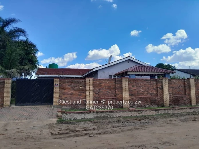 3BR Chadcombe House for Rent - Walled, Gated with Water Tank