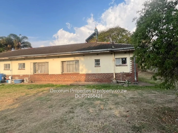 Spacious 4-Bed Vainona Home with Large Garden & Solar