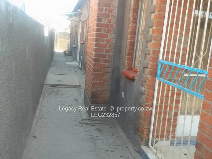 Chitungwiza Unit L Extension – 4-Bedroom House for Sale