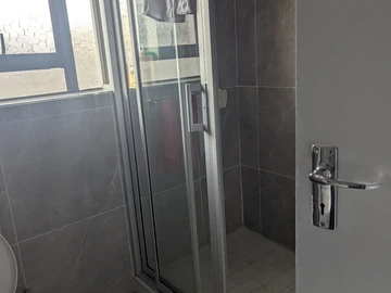 2 Bedroom Flat & Apartment