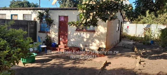 Cozy 2-Bed Home on 300m² with Shaded Yard, Dzivarasekwa