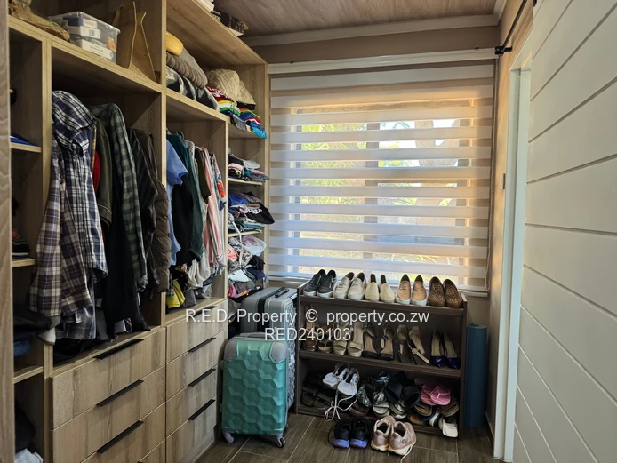 An Ideal Move-In-Ready Home In Queenspark East!