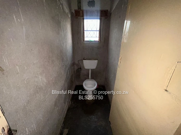 4 bedroom house for sale in Chitungwiza unit k-DEEDS, Nostro Accepted