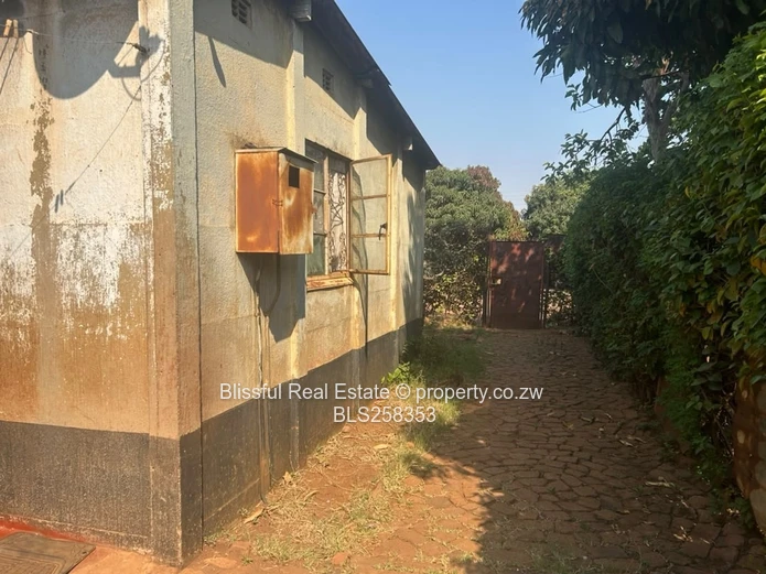 2 roomed cottage for sale in Dzivarasekwa 2-COUNCIL CESSION 