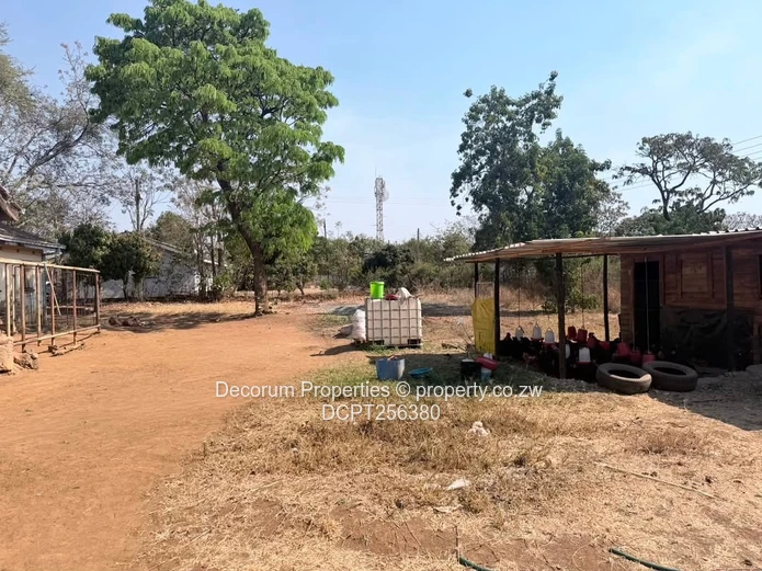 Norton: 4-Bed Walled Home on 2000m² with Fireplace (Sole Mandate)