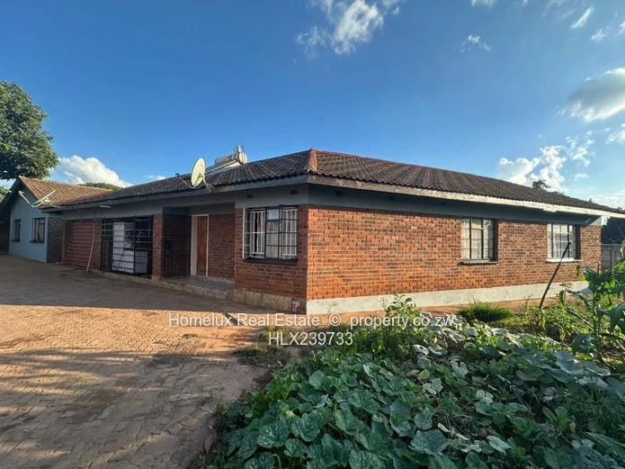 Westlea 3-Bedroom House with 2-Bedroom Cottage 