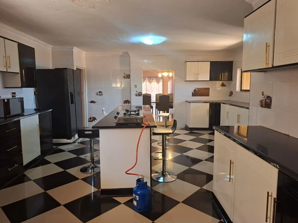 6 Bedroom House