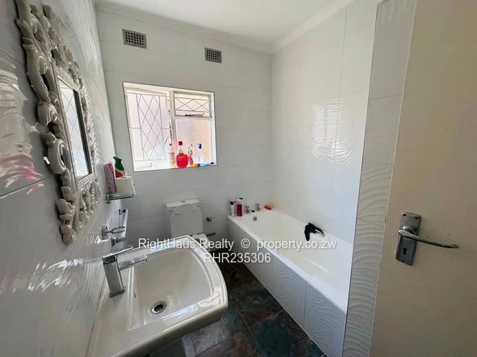 Executive 4 Bedroom Residence In Prime Hillside Location