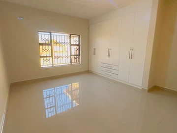 4 Bedroom Flat & Apartment