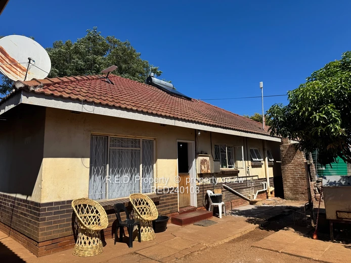 An Ideal Move-In-Ready Home In Queenspark East!